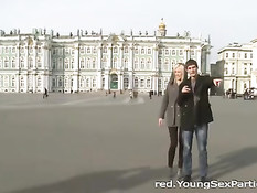 Две пары студентов расслабляются после занятий