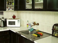 Домохозяйка с маленькой грудью играет с овощами