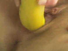 Домохозяйка с маленькой грудью играет с овощами