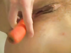 Домохозяйка с маленькой грудью играет с овощами