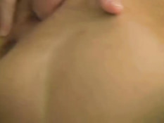 Домохозяйка с маленькой грудью играет с овощами