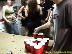 Дикая и сексуальная шлюха верхом на члене