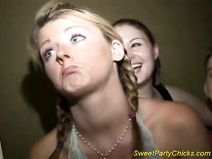 Дикая и сексуальная шлюха верхом на члене