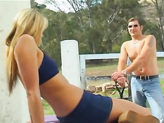 Блондинка с маленькой грудью трахается на улице