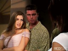 Две сисястые женщины трахаются с парнем