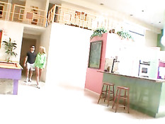 Секс тренировка в спортзале с блондинкой