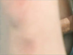 Коротко стриженная блондинка занимается сексом на улице