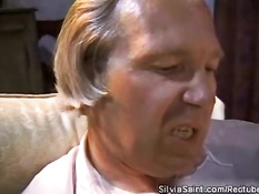 Сильвия трахается с несколькими возбуждёнными парнями