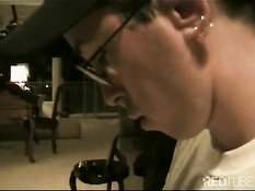 Проходившая мимо девушка согласилась сделать минет