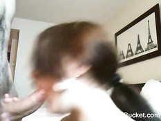 Девушка Лола сосёт член и занимается сексом