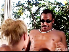 Блондинка доводит до блаженства чёрного парня