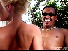 Блондинка доводит до блаженства чёрного парня