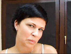 Молодая шлюха сосёт парню член на кастинге