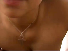 Молодая шлюха сосёт парню член на кастинге