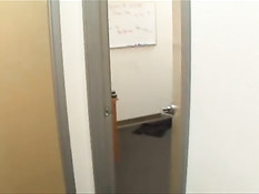 Секретарша мастурбирует и дрочит член начальнику