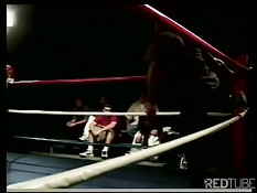 Девушки сосут члены парням на боксёрском ринге