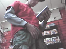 Парень дрочит в туалете магазина интимных товаров