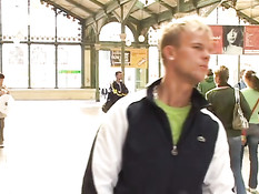 Молодые друзья делают минет