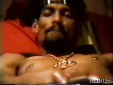 Чёрный парень бандит дрочит свой большой член