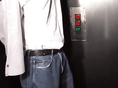 Парень отсасывает член просунутый в отверстие в стене