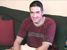 Молодой парень дома занимается онанизмом