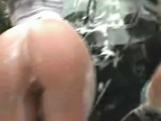 Голые девки моют машины на автомойке