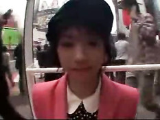 Дрочит член сиськами в витрине магазина в час пик