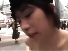 Дрочит член сиськами в витрине магазина в час пик