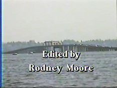 Две девушки ебутся на лодке на озере