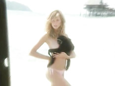 Девушка прижала к сиськам обезьянку