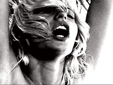 Мужик трахает двух красивых блондинок