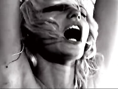 Мужик трахает двух красивых блондинок