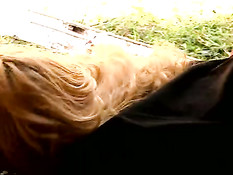 Мужик трахает двух красивых блондинок