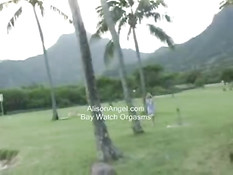 Элисон мастурбирует на улице розовым членом