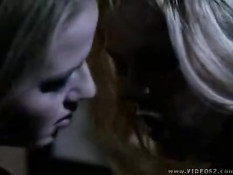 Две блондинки-лесбиянки трахаются в спальне