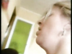 Красивую молодую блондинку выебали на кровати