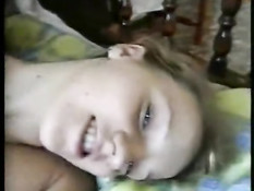 Красивую молодую блондинку выебали на кровати