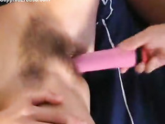 Три проститутки устроили оргию на кровати