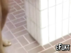 Голая слепая негритянка в мужской раздевалке