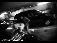 Пару поймали за занятием сексом на парковке