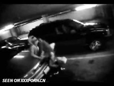 Пару поймали за занятием сексом на парковке