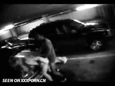 Пару поймали за занятием сексом на парковке