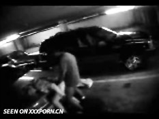 Пару поймали за занятием сексом на парковке