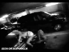 Пару поймали за занятием сексом на парковке