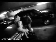 Пару поймали за занятием сексом на парковке