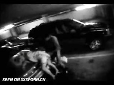 Пару поймали за занятием сексом на парковке