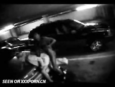 Пару поймали за занятием сексом на парковке