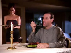 Сегодня в меню киска этой брюнетки