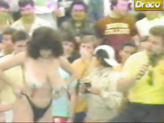 Сисястая тётка трясёт своими огромными сиськами