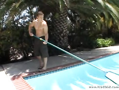 Опытная женщина с наслаждением сосёт член